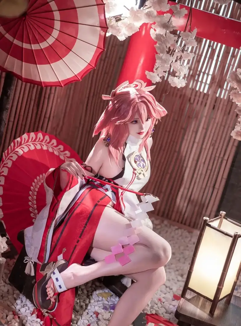yae miko cosplay với phụ kiện đầy đủ