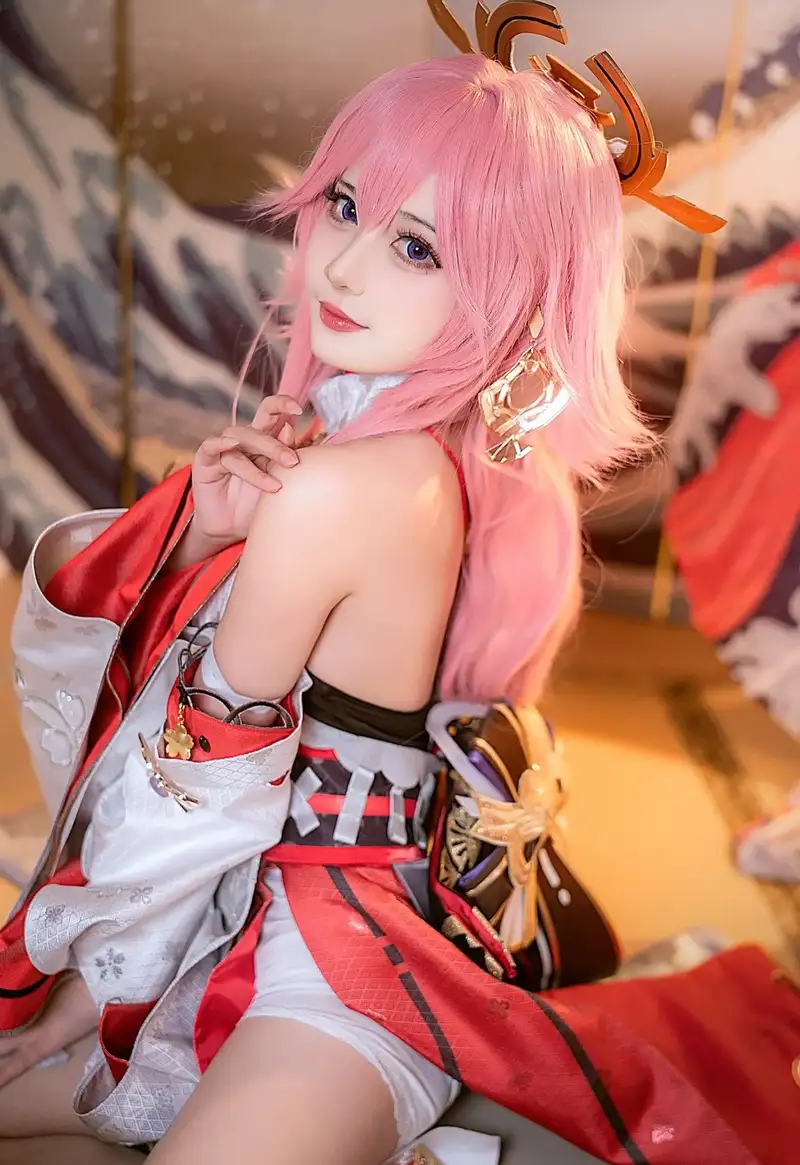 yae miko cosplay với thần thái cuốn hút